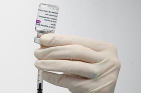 Recomendación del ISP para el uso de la vacuna de Astrazenaca en Chile: solo mujeres mayores de 55 años y hombres a partir de los 18 años