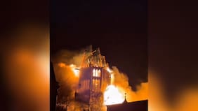 Incendio destruye torre de histórica iglesia en Ámsterdam, construida en el siglo XIX