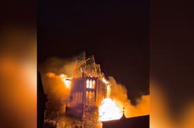 Incendio destruye torre de histórica iglesia en Ámsterdam, construida en el siglo XIX