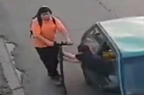 Delincuentes roban scooter desde un auto en movimiento en Conchalí