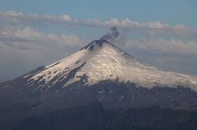 Declaran alerta naranja por aumento de actividad en volcán Villarrica: evacúan a 30 familias y Pucón suspende sus clases