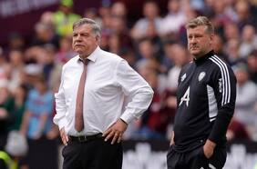 Insólito momento: entrenador del Leeds intenta “sobornar” al cuarto árbitro con 5 libras