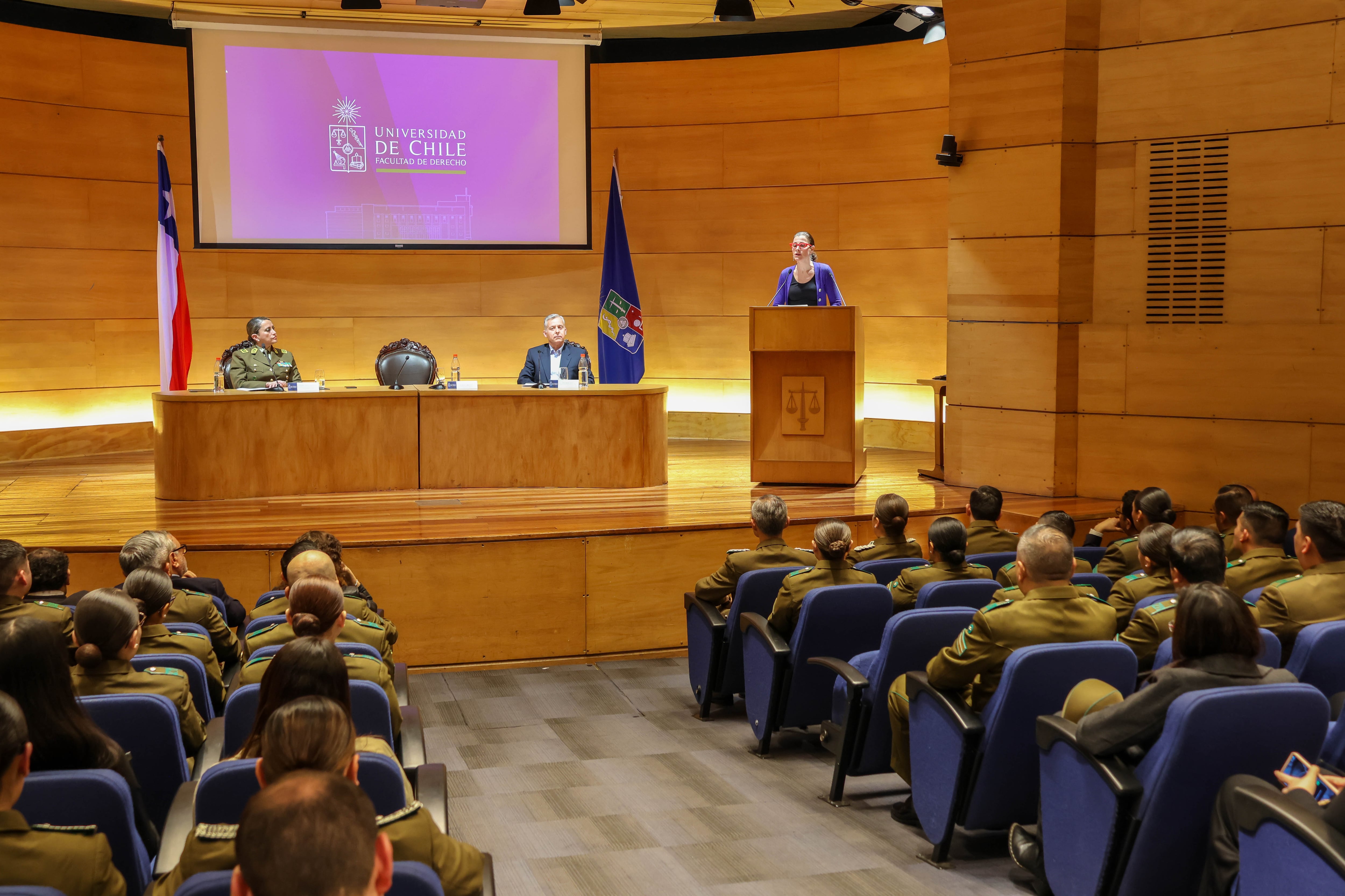 Casi 200 carabineros terminan curso de formación en DD.HH. en la Facultad de Derecho de la U. de Chile