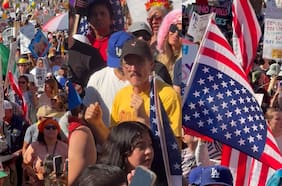 Captan a Pedro Pascal bailando cumbia durante las protestas del “No Kings” contra Donald Trump