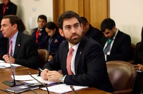 Diputado Kast arremete contra Boric: “Si vuelve a iniciar su carrera política, lo va a hacer tal cual como cuando decía que iba a mear en el casco de un militar”