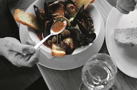 Sopa de choritos y almejas con pan de ajo