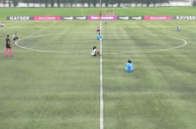 Sentadas en pleno partido: el fútbol femenino se manifiesta pidiendo el regreso de la Primera B