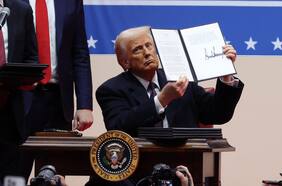 Donald Trump deshace el legado de Biden firmando una oleada de decretos en su primer día como mandatario