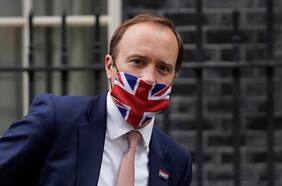 Ministro de Salud británico anuncia su dimisión tras revelarse encuentros con una amante que infringieron reglas sanitarias del Covid-19