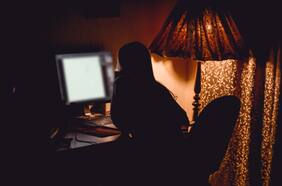 Mujer demandó a una red social por emparejarla con un pedófilo que la convirtió en su esclava sexual cuando era niña