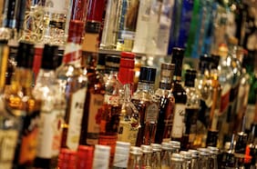 El alcohol debe tener etiquetas que adviertan el riesgo de cáncer, según el cirujano general de EE.UU.