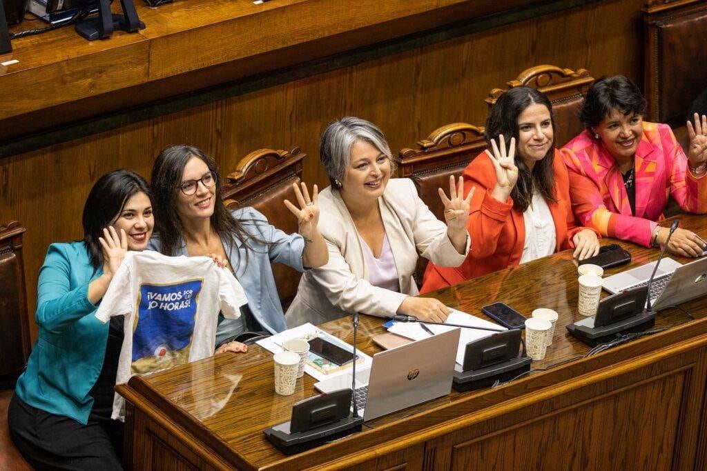 Ministras del gobierno de Gabriel Boric celebran en el Congreso la aprobación de las 40 Horas.