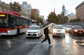Se acaba el verano: Santiago recibe la primera lluvia y el día más frío del año