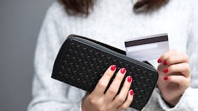 Deudas fuera de la banca crecen en Chile: mujeres deben menos, pero refinancian más