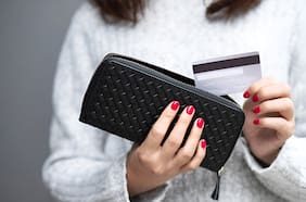 Deudas fuera de la banca crecen en Chile: mujeres deben menos, pero refinancian más