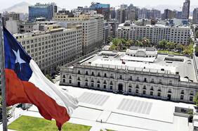 Tamaño del Estado en Chile volvió el año pasado a su nivel prepandemia, tras saltar a máximo histórico en 2021