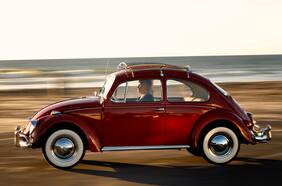 Volkswagen premia con una completa restauración a mujer que manejó por 52 años su escarabajo
