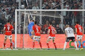 Correa derriba el muro de la UC: Colo Colo se queda con el clásico y amenaza el liderato de la U