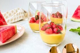 Cómo hacer panna cotta de maracuyá con sandía en miel y menta