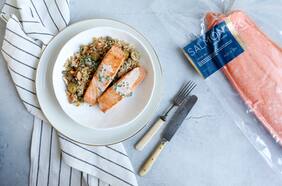 Ensalada de quínoa y salmón, con alcaparras, almendras y salsa de yogurt