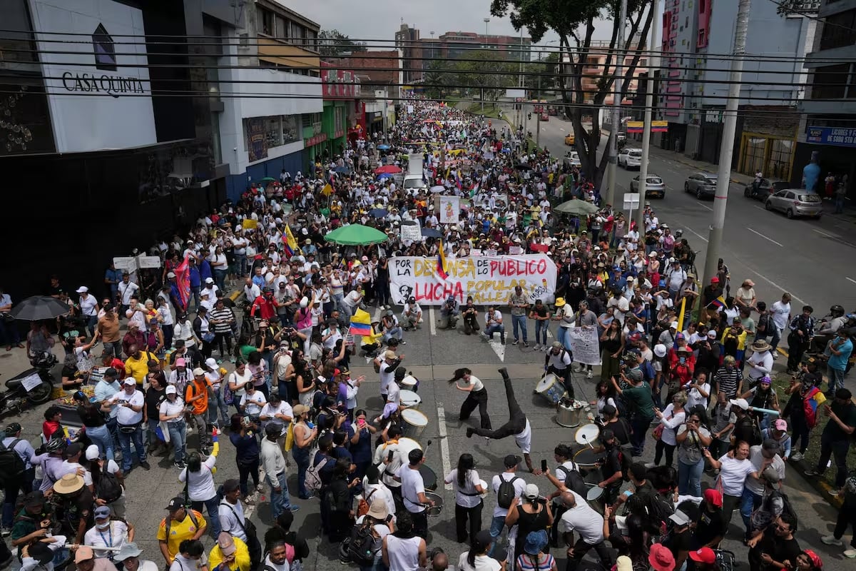 Miles de personas salen a las calles en Colombia en la primera protesta contra el Gobierno de Abelardo de la Espriella