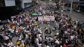 Miles de personas salen a las calles en Colombia en la primera protesta contra el Gobierno de Abelardo de la Espriella