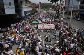 Miles de personas salen a las calles en Colombia en la primera protesta contra el Gobierno de Abelardo de la Espriella