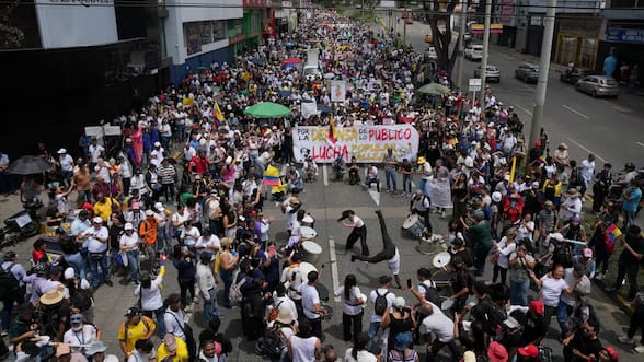 Miles de personas salen a las calles en Colombia en la primera protesta contra el Gobierno de Abelardo de la Espriella
