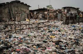 Población mundial llega a 8.000 millones de habitantes con triste récord: 1.000 millones viven en campamentos o casas precarias