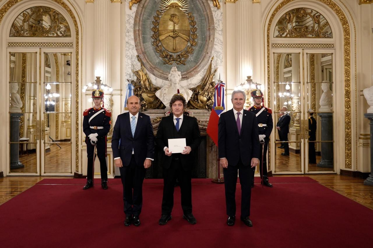 Embajador Gonzalo Uriarte presenta cartas credenciales a Presidente Milei en la Casa Rosada