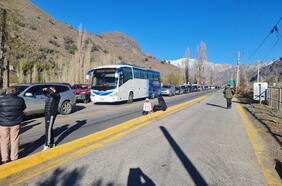 Cierran paso Los Libertadores a la espera de que Vialidad verifique estado del cobertizo chocado por camión argentino