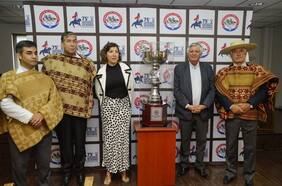 La Ferochi presenta la Copa de los Campeones para celebrar los 75 años del Champion de Chile