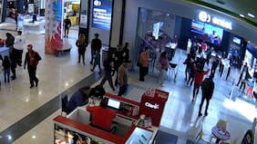 Carabineros detiene a tres menores que irrumpieron para robar en local de telefonía de mall Arauco Maipú