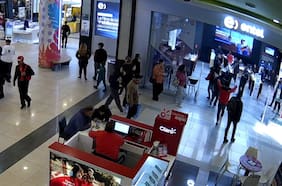 Carabineros detiene a tres menores que irrumpieron para robar en local de telefonía de mall Arauco Maipú