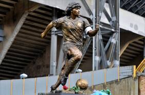 Nápoli quita estatua de Maradona de su estadio y se la devuelve al artista que la creó
