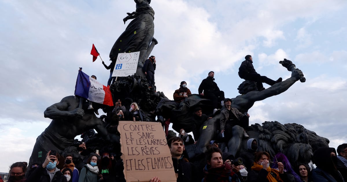 Francia suspende la reforma de pensiones de Macron: un aplazamiento con ecos de crisis política