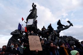 Las razones de los diputados franceses para suspender la controvertida reforma de pensiones de Macron