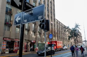 Concejo municipal Santiago aprueba cambiar el nombre a 12 calles de la comuna en medio de oposición de grupos de vecinos