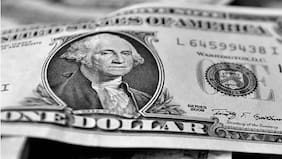 El dólar se alista a caer en el balance de la semana y extender su racha a la baja en lo que va de año