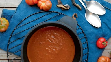 Crema de pimientos y callampas secas