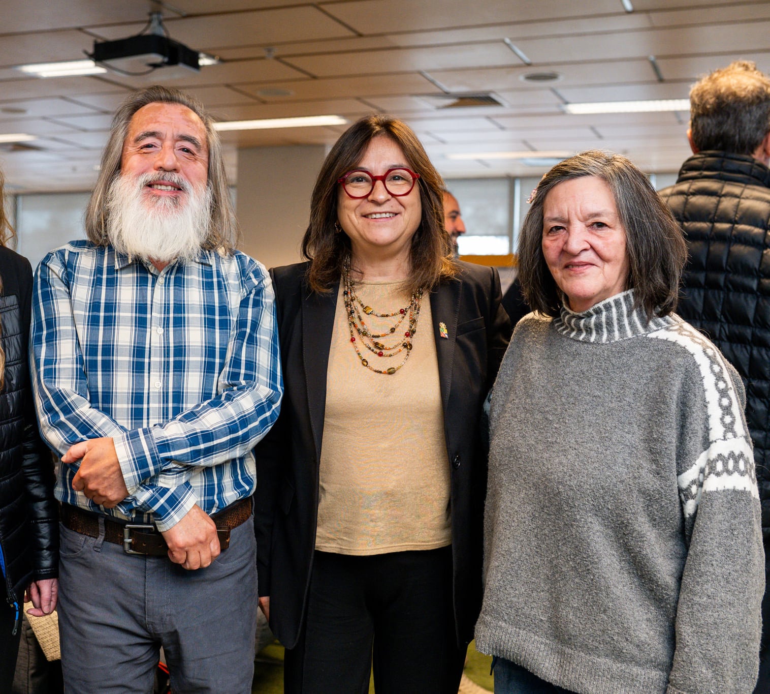 Luis Martínez, exalumno; Susana Mondschein, decana de la Facultad de Ciencias Físicas y Matemáticas de la Universidad de Chile; e Ingrid Hevia, exalumna del programa.