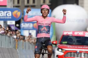 Egan Bernal celebra tras quedarse con el título del Giro de Italia