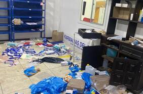 Delincuentes saquean farmacia en sector de Plaza Italia en medio de desórdenes por aniversario del estallido social