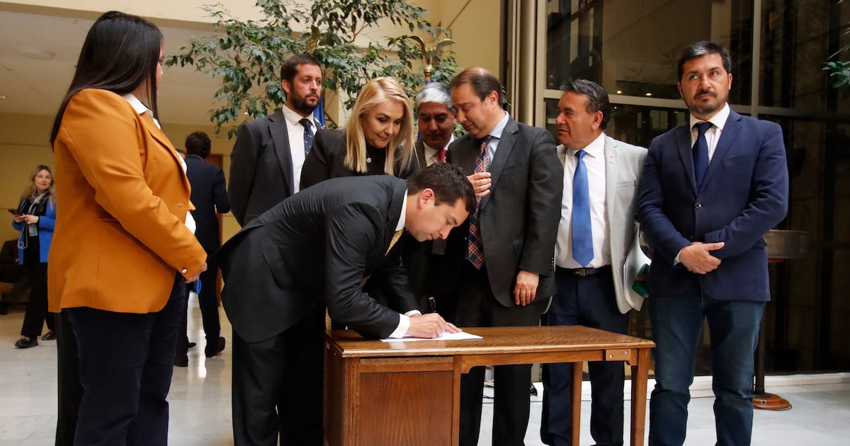 Oposición presenta acusación constitucional contra exministro Pardow