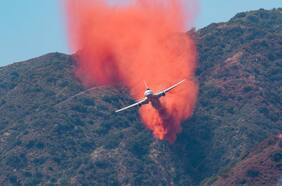 ¿Por qué el Ten Tanker lanza “agua roja” para combatir el fuego? Conoce sus sorprendentes cualidades