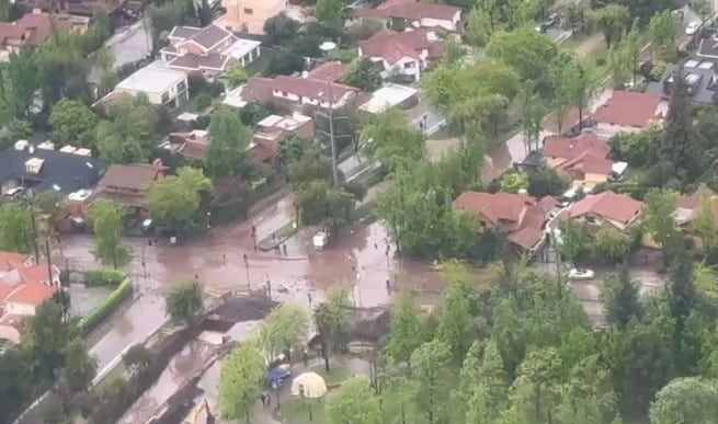 Balance por emergencia en Las Condes: seis personas lesionadas y equipos trabajan para evitar un eventual segundo aluvión