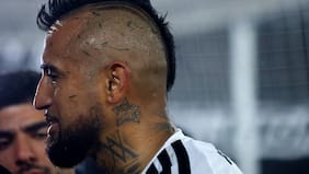Una insólita cesión a Maureira y problemas defensivos: el complicado primer tiempo de Arturo Vidal ante Everton