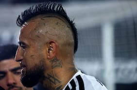 Una insólita cesión a Maureira y problemas defensivos: el complicado primer tiempo de Arturo Vidal ante Everton