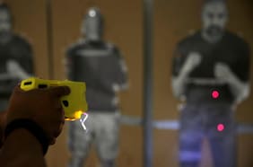 Ley de Seguridad Privada permite a vigilantes particulares uso de pistola taser, pero falta el reglamento para su implementación