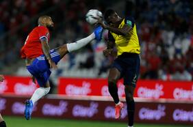 Todo mal para Chile: Vidal fue expulsado por fuerte entrada a Torres